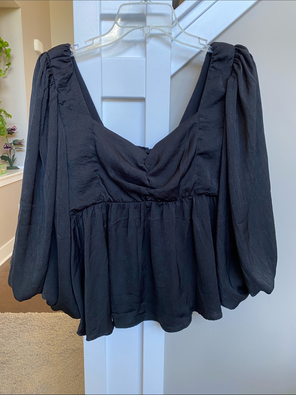 glam Black Flowy-Sleeve Peplum Blouse
